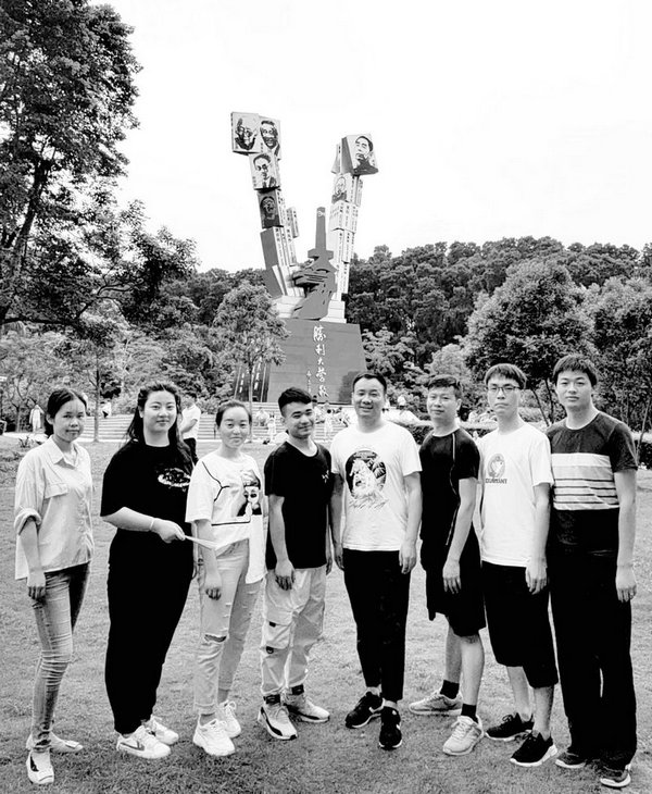 背后的五個(gè)大字是：勝利大營(yíng)救！！！戰(zhàn)到未來(lái)，笑到未來(lái)。